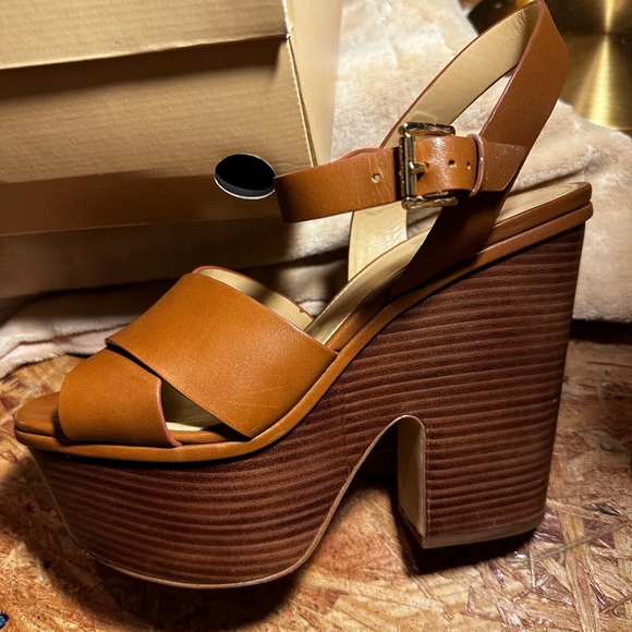 Michael Kors Divia Wedge Leather shoe in a size 8.5. Color: Luggage - Picture 5 of 9